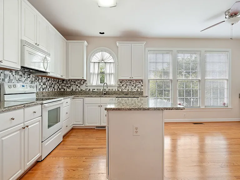 202 Greenview Dr — Photo 11