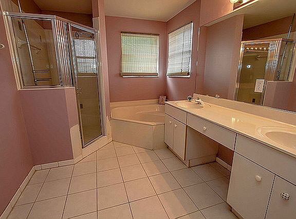 3rd image of 404 SW 205th Ave