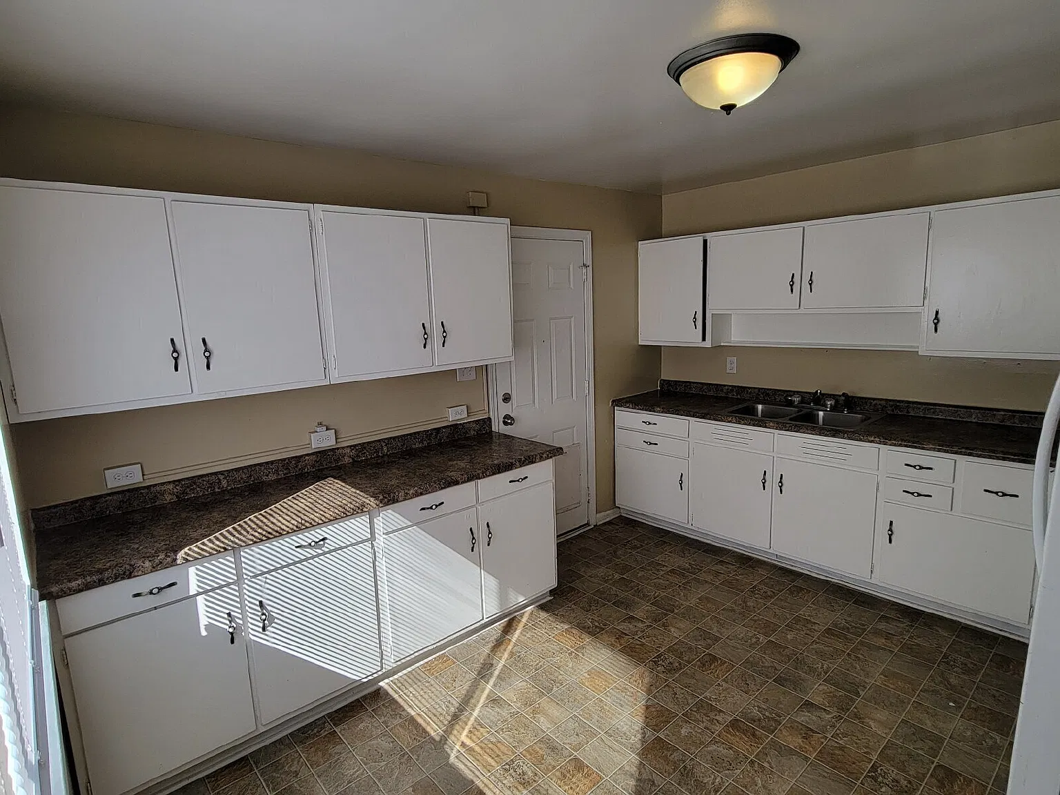 Near Southeast 3BR House! — Photo 4