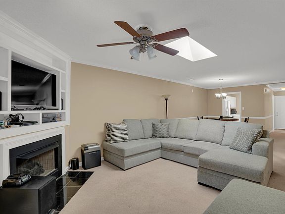 2nd image of 105 Thorn Tree Ln