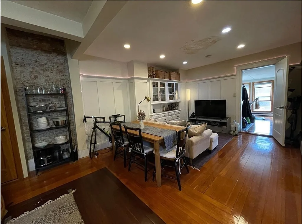 Building Photo - 1672 Beacon St #3A