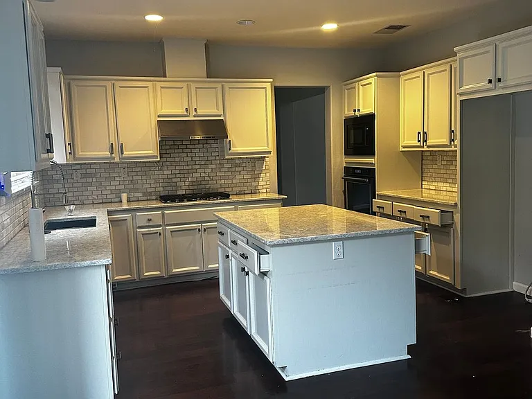 340 Lyman Cir — Photo 3