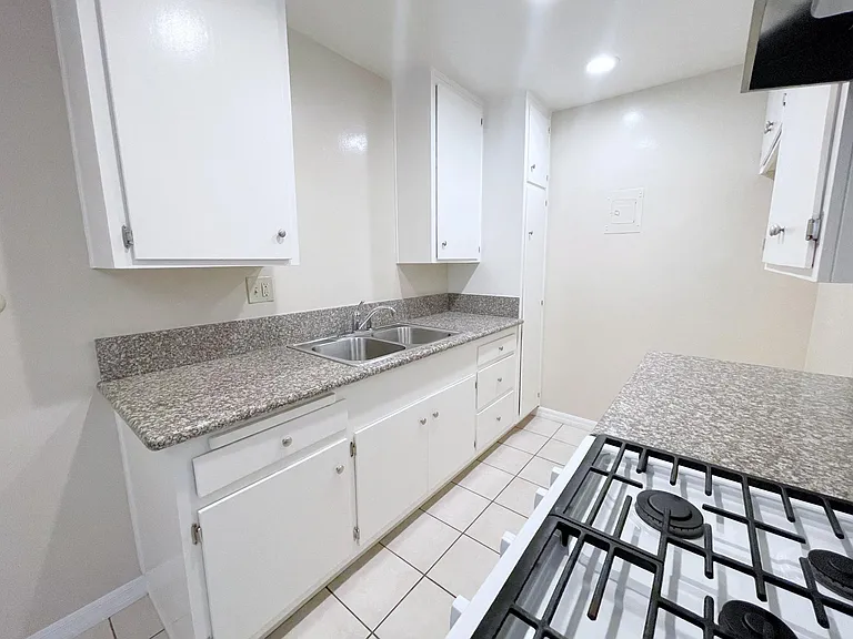 266 S El Molino Ave — Photo 15