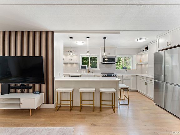 4th image of 412 Benedict Avenue #2B