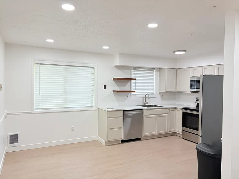 300 N Blossom Dr — Photo 6
