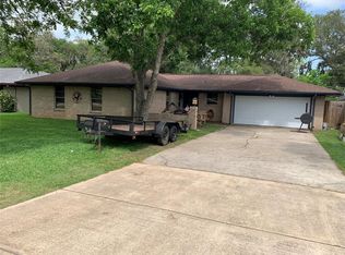 215 Barbara Dr, Clute, TX 77531