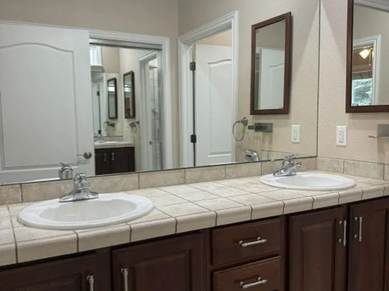 400 Sterling Dr — Photo 17