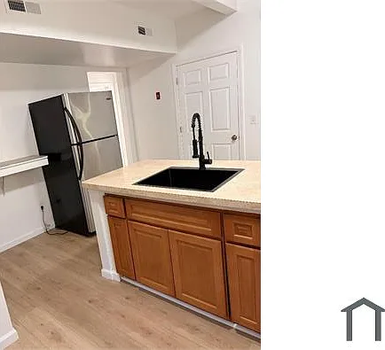 3 bed, 1000 sqft, $2,400 — Photo 1