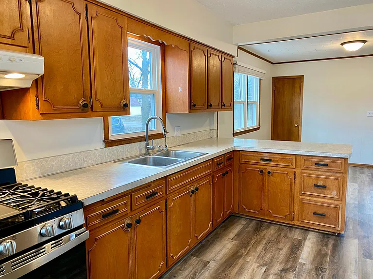 802 N Holcombe Ave — Photo 2