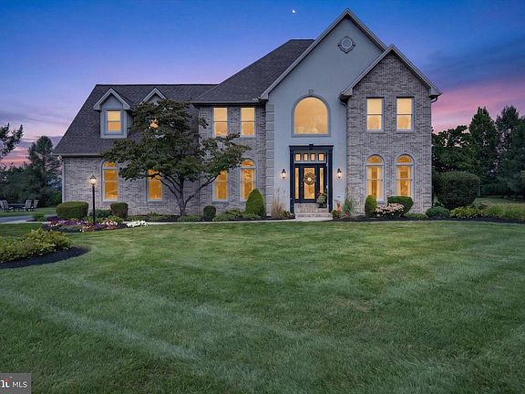 4th image of 18 Tiffany Dr