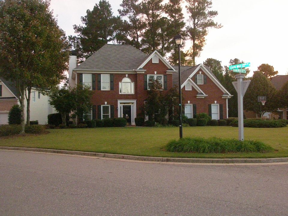 Huge front yard Great landscaping sits inbetween 2 cul-de-sacs!s 