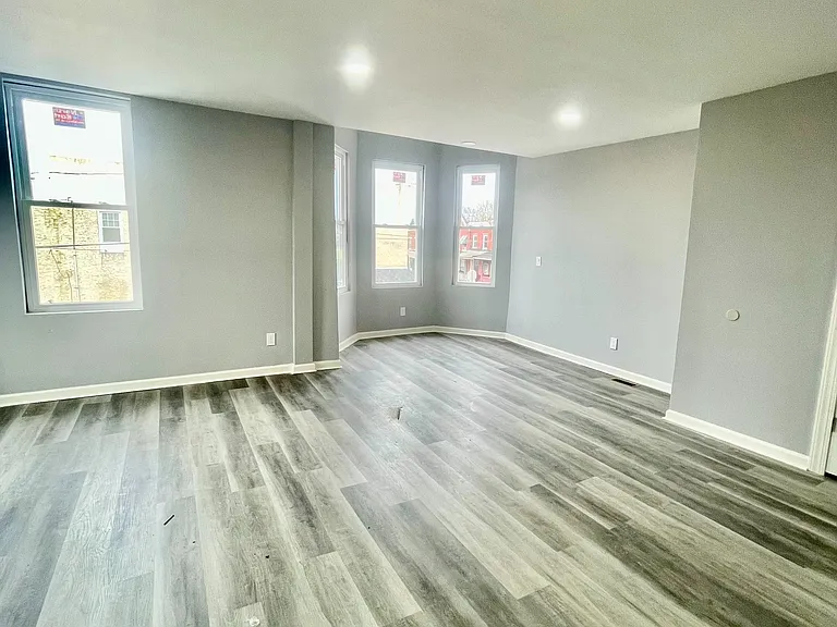3901 Poplar St — Photo 2