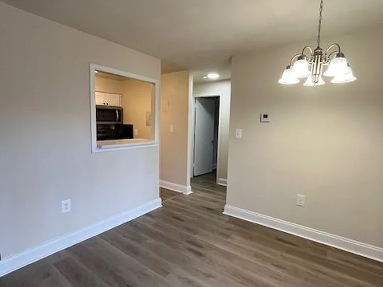 Woods Edge Apartments — Photo 15