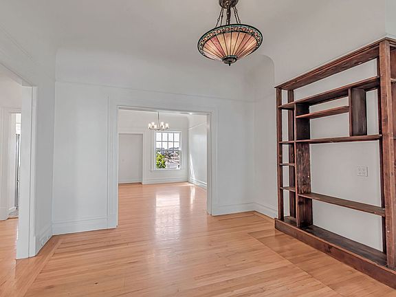 4th image of 374 Connecticut St