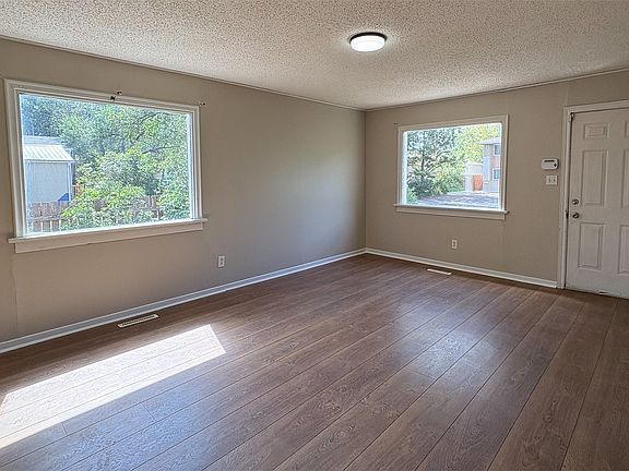 3rd image of 647 ROBINSON Street