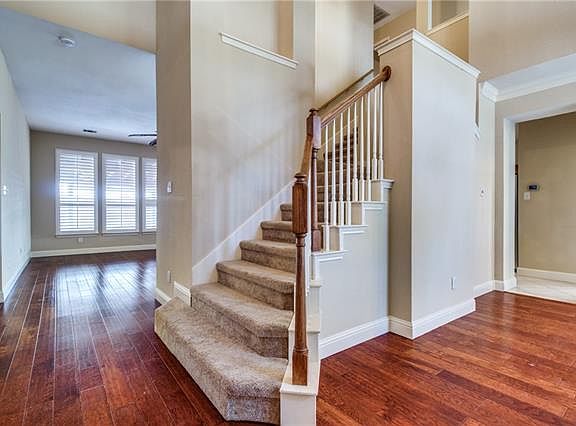 4th image of 7813 Glenoaks Dr