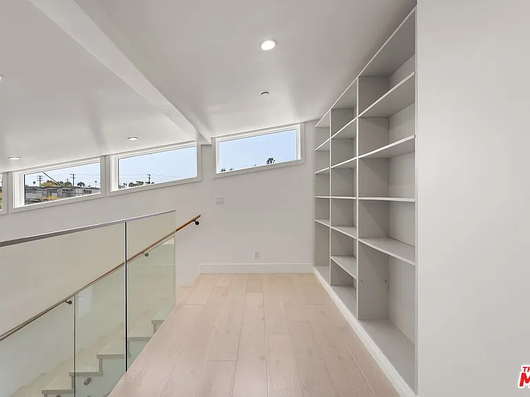 734 Indiana Ave — Photo 9