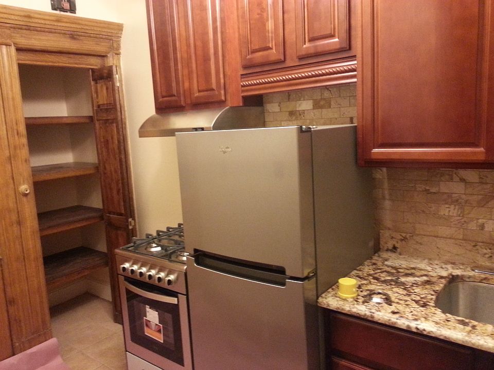 2nd image of 671 Putnam Ave