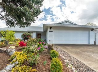 2285 NW Parkdale Ave, Roseburg, OR