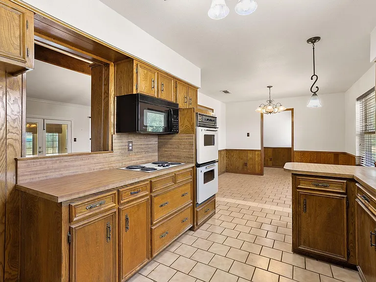 12869 FM 1385 — Photo 12