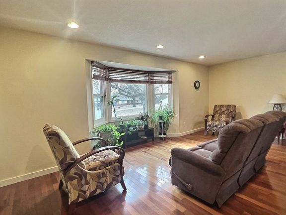 4th image of 327 N Willow Dr