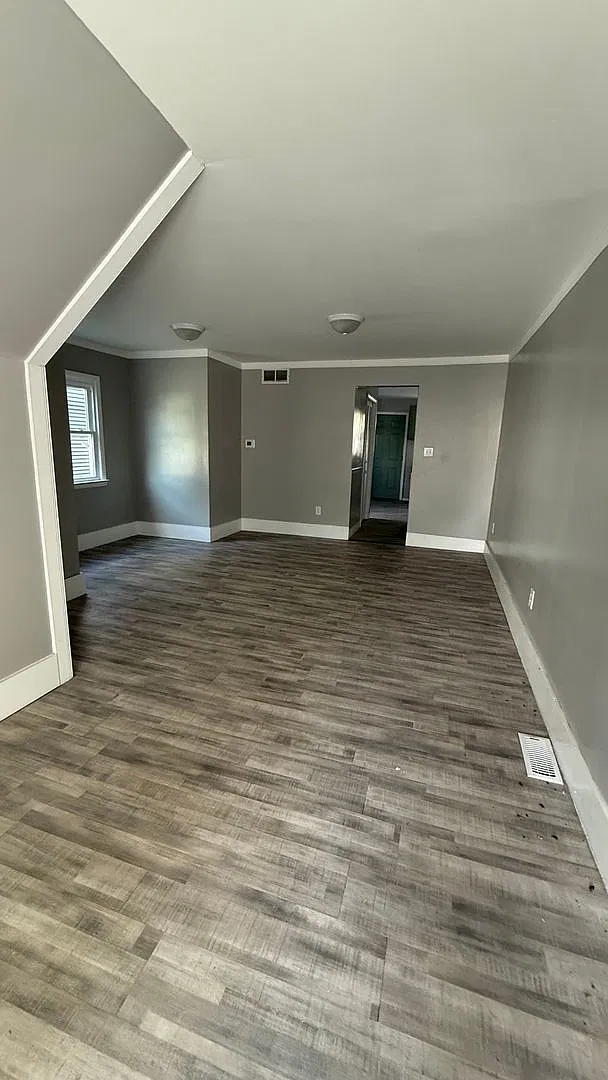 218 E 8th St — Photo 2