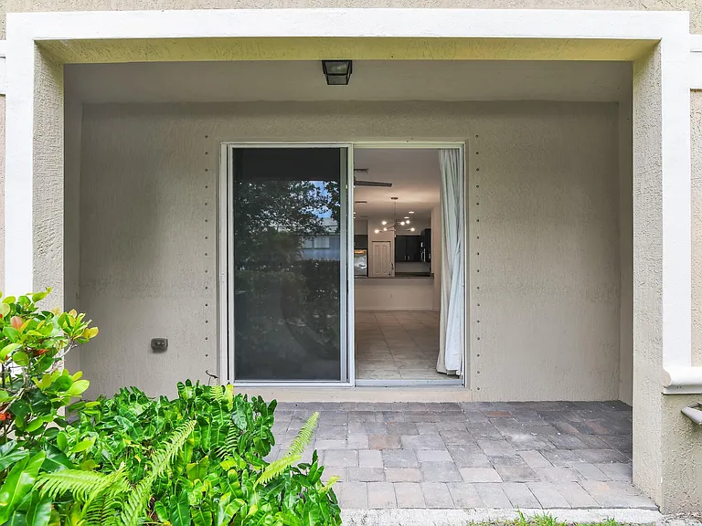 358 SE 1st Way — Photo 14