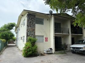 1940 NW 30th St, Miami, FL