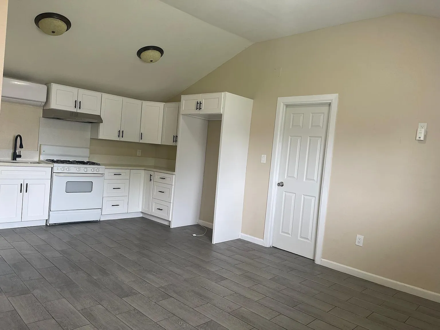 1 bed, 500 sqft, $1,950 — Photo 4