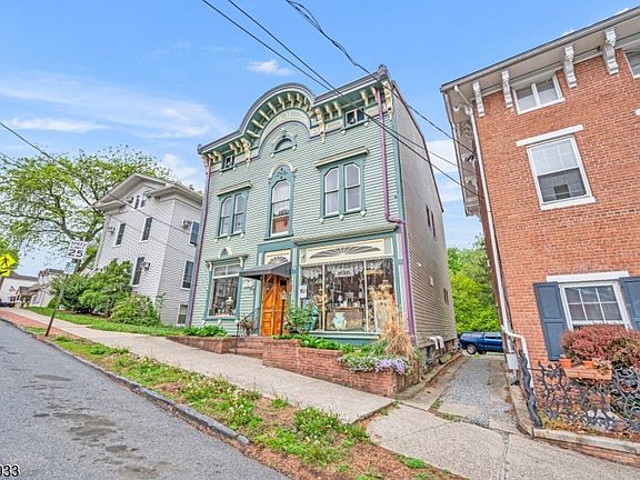 2nd image of 16 Greenwich St #1