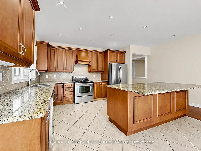 139 Queen Filomena Ave — Photo 16