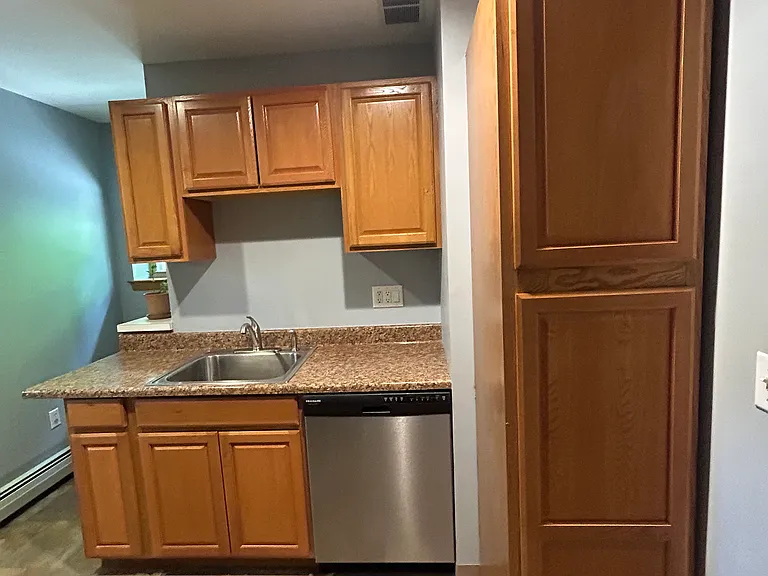 611 Glen St #B — Photo 7