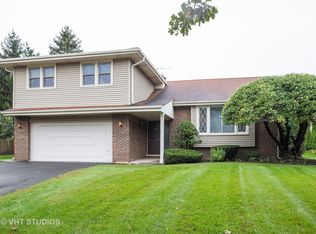 2938 S Briarwood Dr W, Arlington Heights, IL 60005