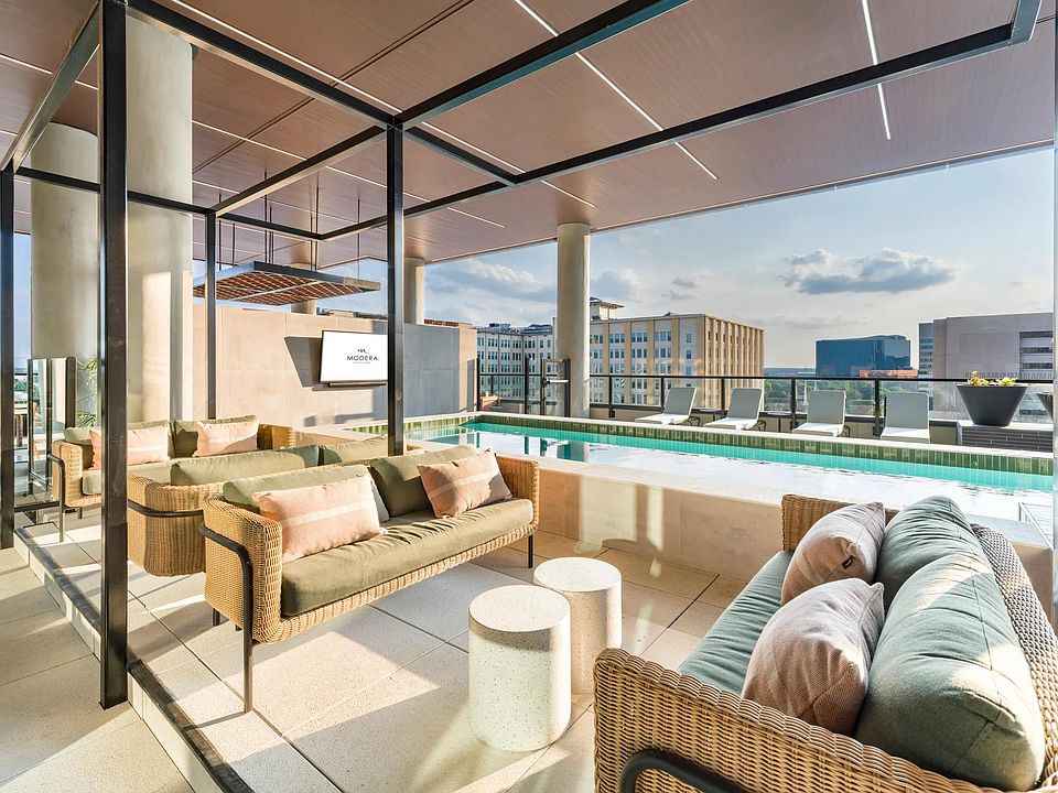Relax in shaded poolside lounges at Modera St. Paul, where comfort meets stunning Dallas views for the perfect outdoor retreat.