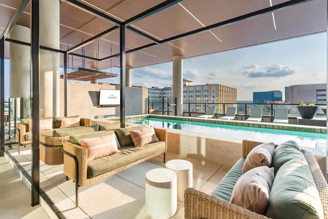 Relax in shaded poolside lounges at Modera St. Paul, where comfort meets stunning Dallas views for the perfect outdoor retreat.