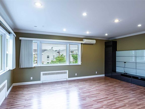 5th image of 521 College Pl Unit 1