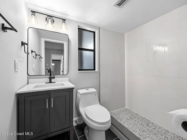 111 Columbia Dr — Photo 17