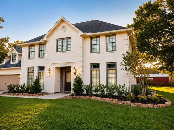 12810 Fisher Dr, Mont Belvieu, TX 77523