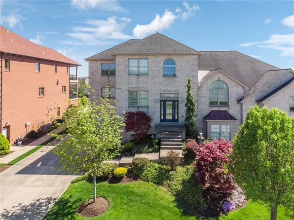 1043 Blackthorne Dr, Jeannette, PA 15644