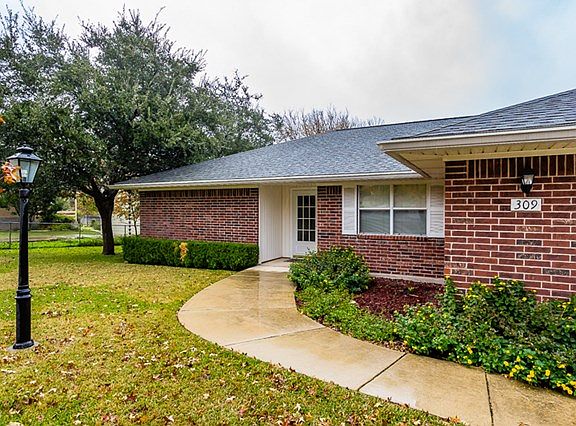 3rd image of 309 Red Oak Ln
