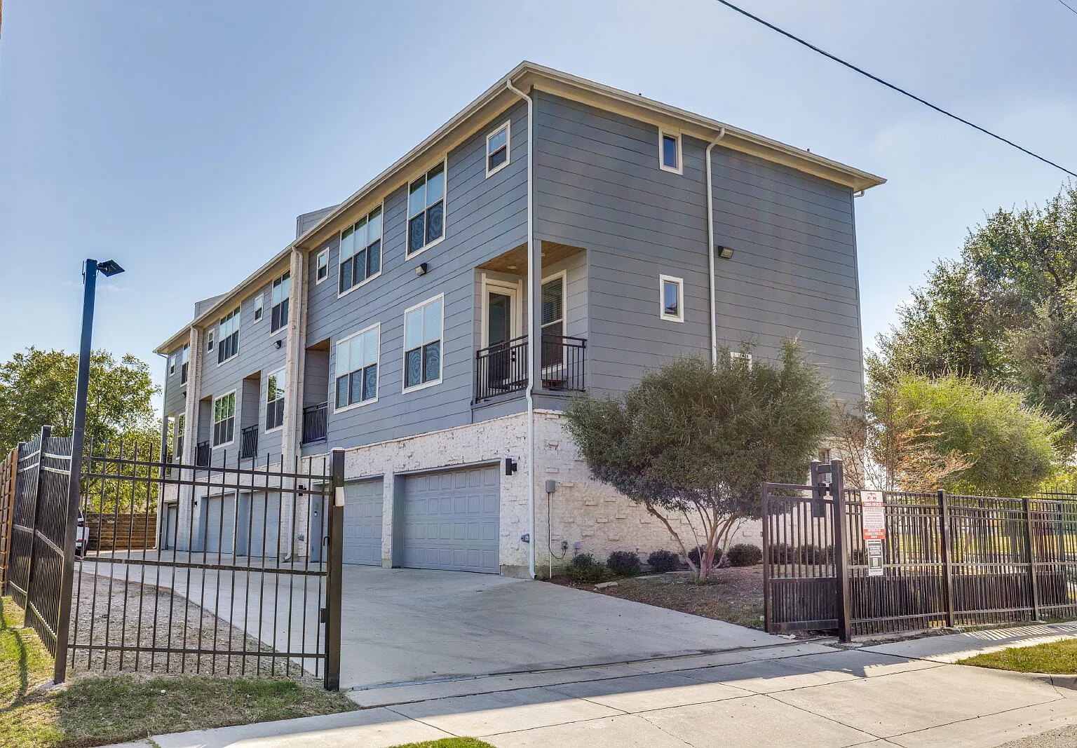 2 bed, 3.5 bath, 1456 sqft, $2,300 — Photo 1