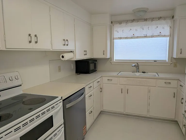 262 E 2 S — Photo 9