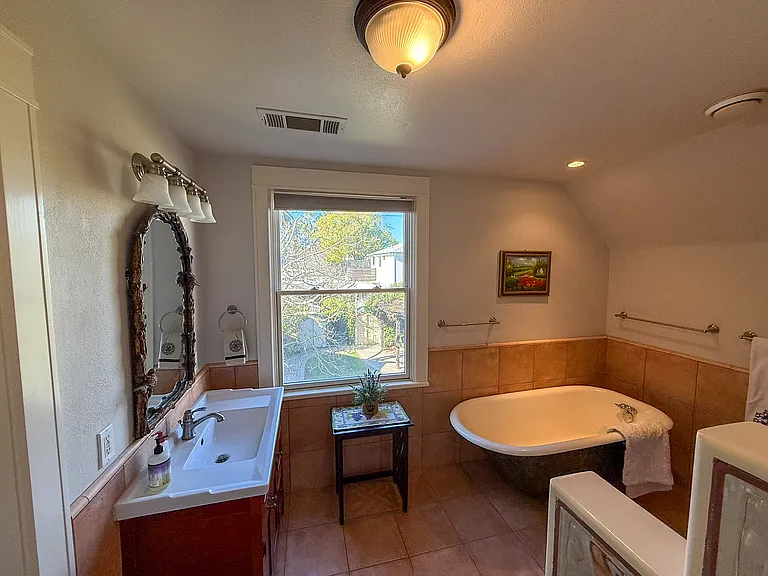 385 Coombs St — Photo 20