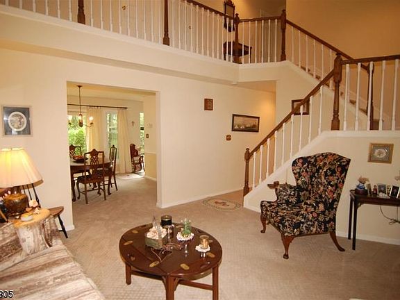 4th image of 190 Goldfinch Ct