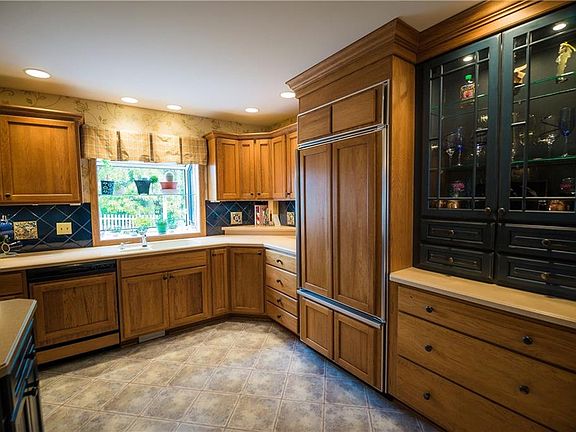 3rd image of 5129 Robinhood Ln