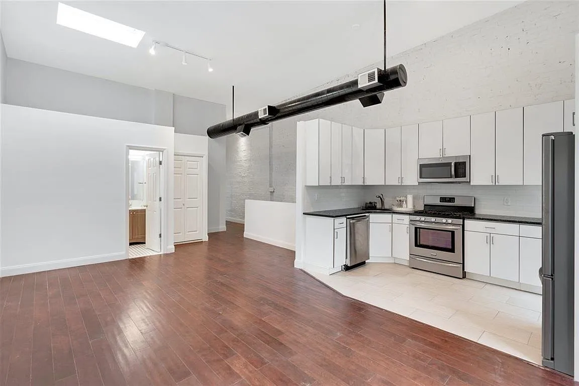 3 bed, 2.0 bath, 1300 sqft, $5,100 — Photo 3
