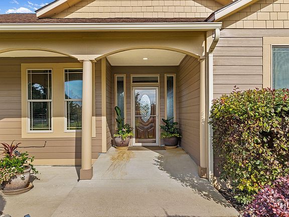 4th image of 999 Amity Ln