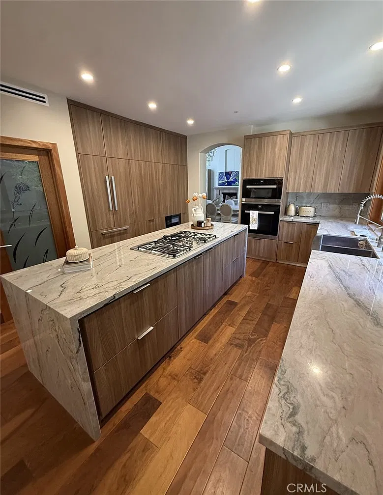 5 bed, 4140 sqft, $20,000 — Photo 2