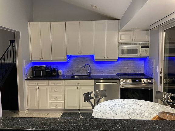 4th image of 413 N Queens Ave
