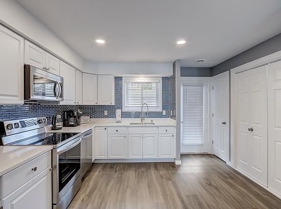 2nd image of 530 E Hiawatha Dr #215